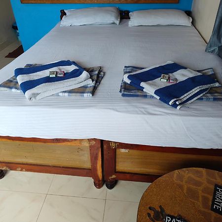 Rocky Guesthouse Hampi Bagian luar foto