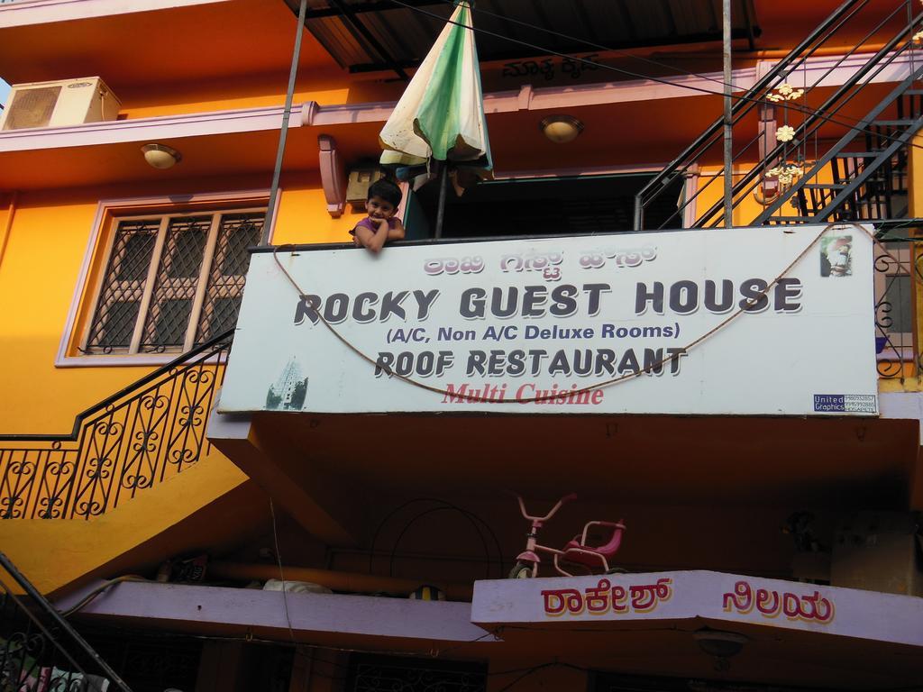 Rocky Guesthouse Hampi Bagian luar foto