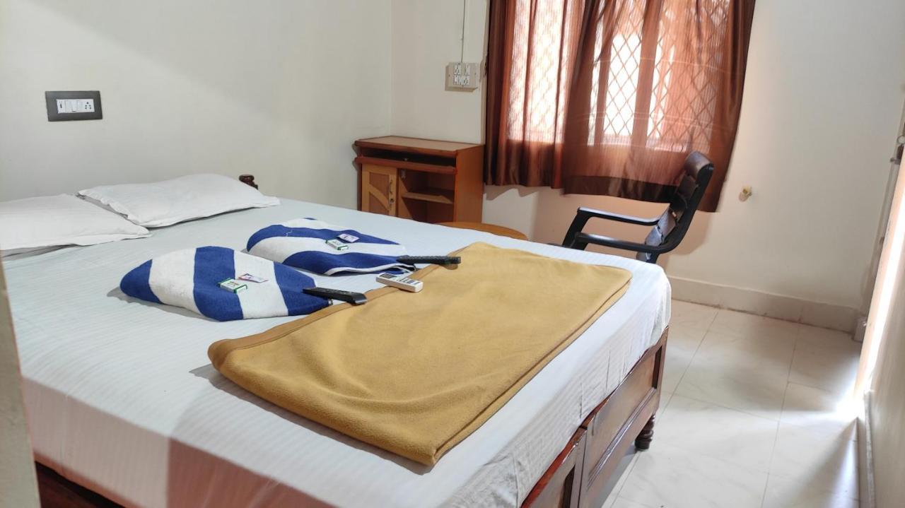 Rocky Guesthouse Hampi Bagian luar foto