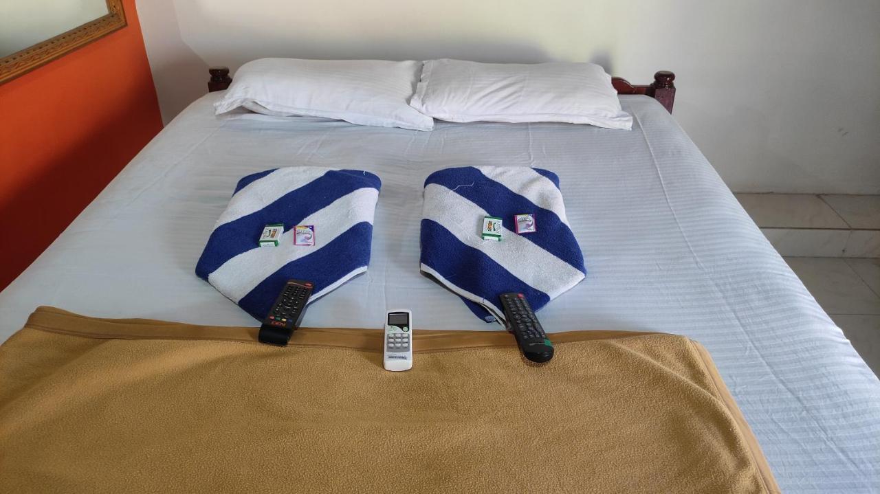 Rocky Guesthouse Hampi Bagian luar foto