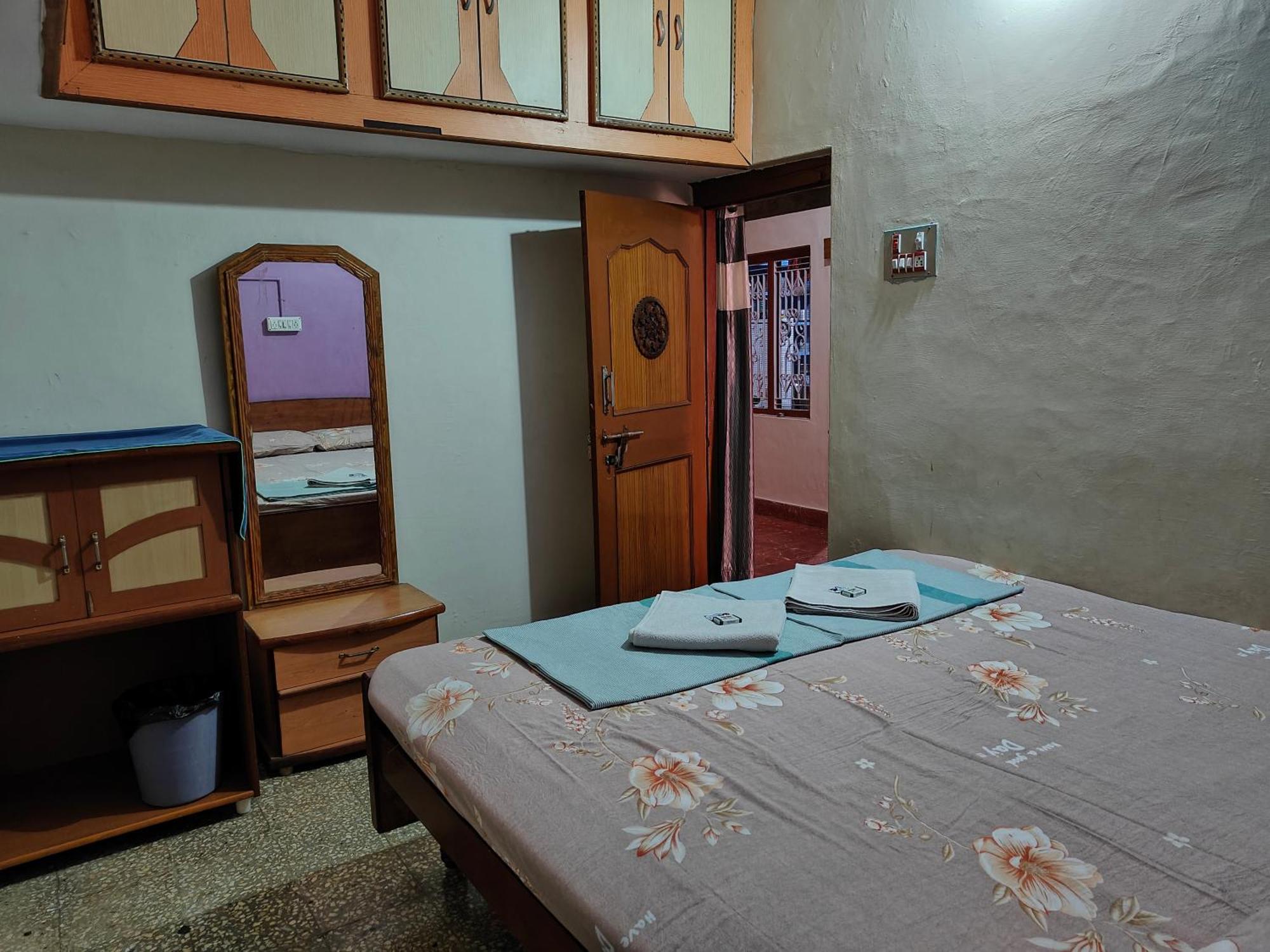 Rocky Guesthouse Hampi Bagian luar foto