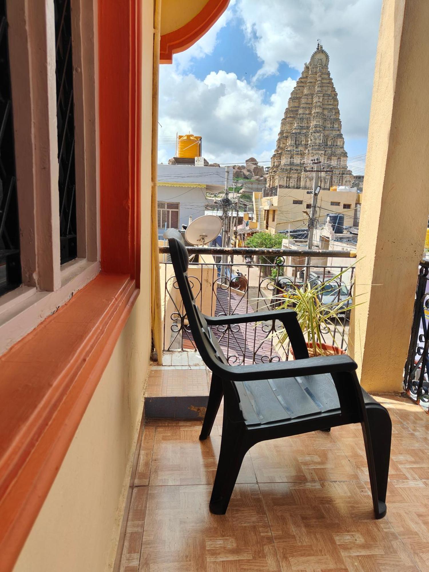 Rocky Guesthouse Hampi Bagian luar foto