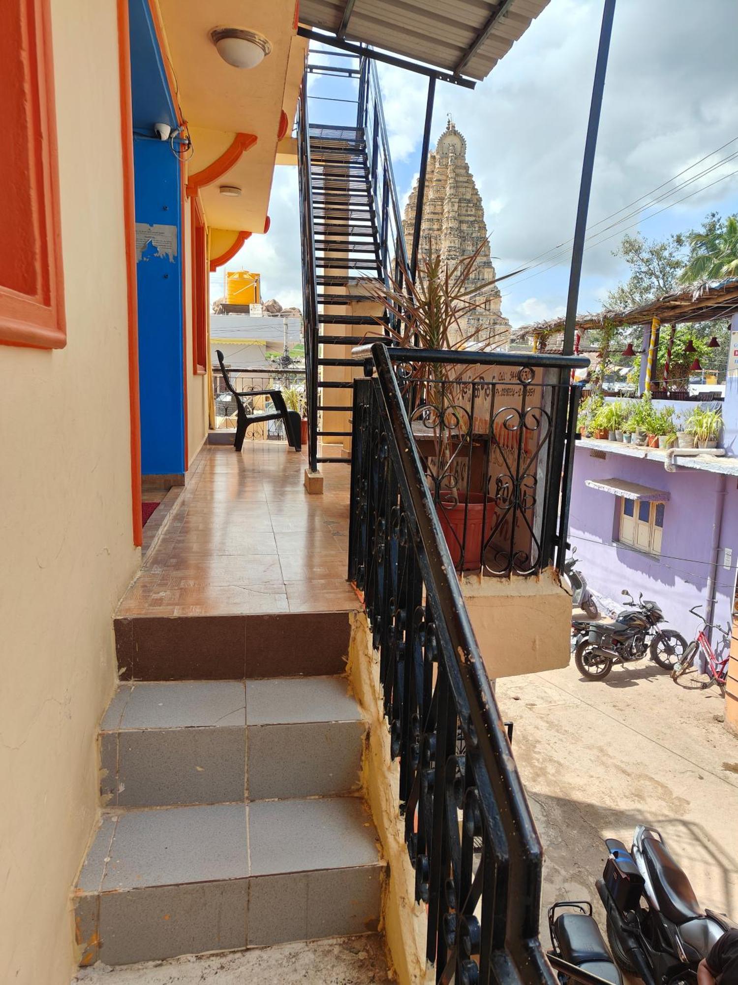 Rocky Guesthouse Hampi Bagian luar foto