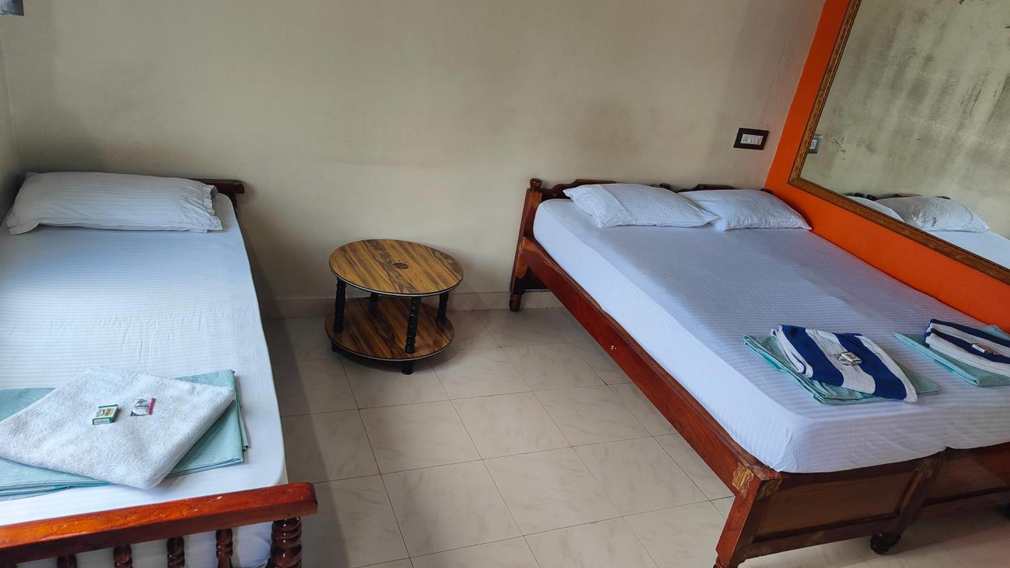 Rocky Guesthouse Hampi Bagian luar foto