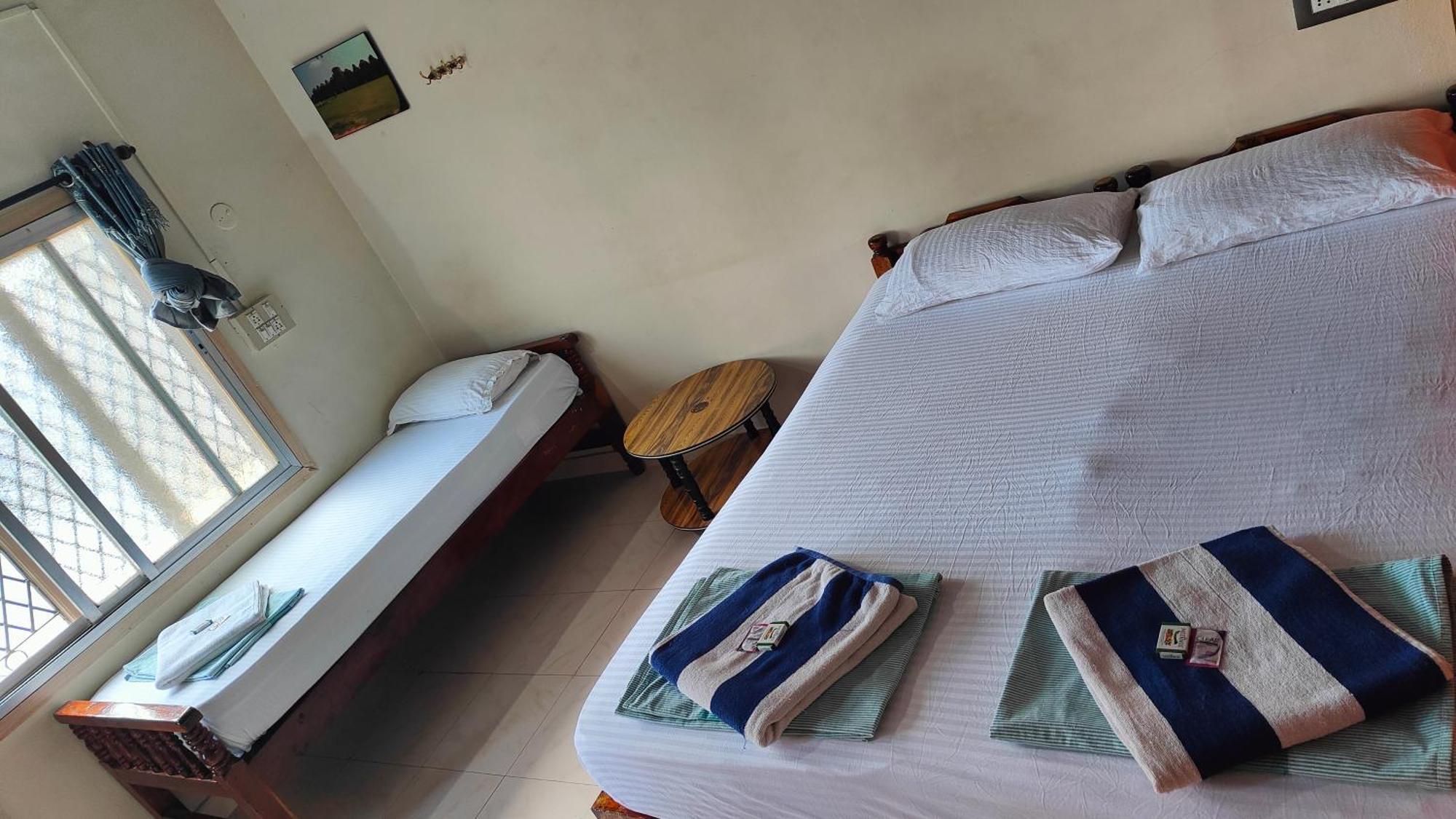 Rocky Guesthouse Hampi Bagian luar foto