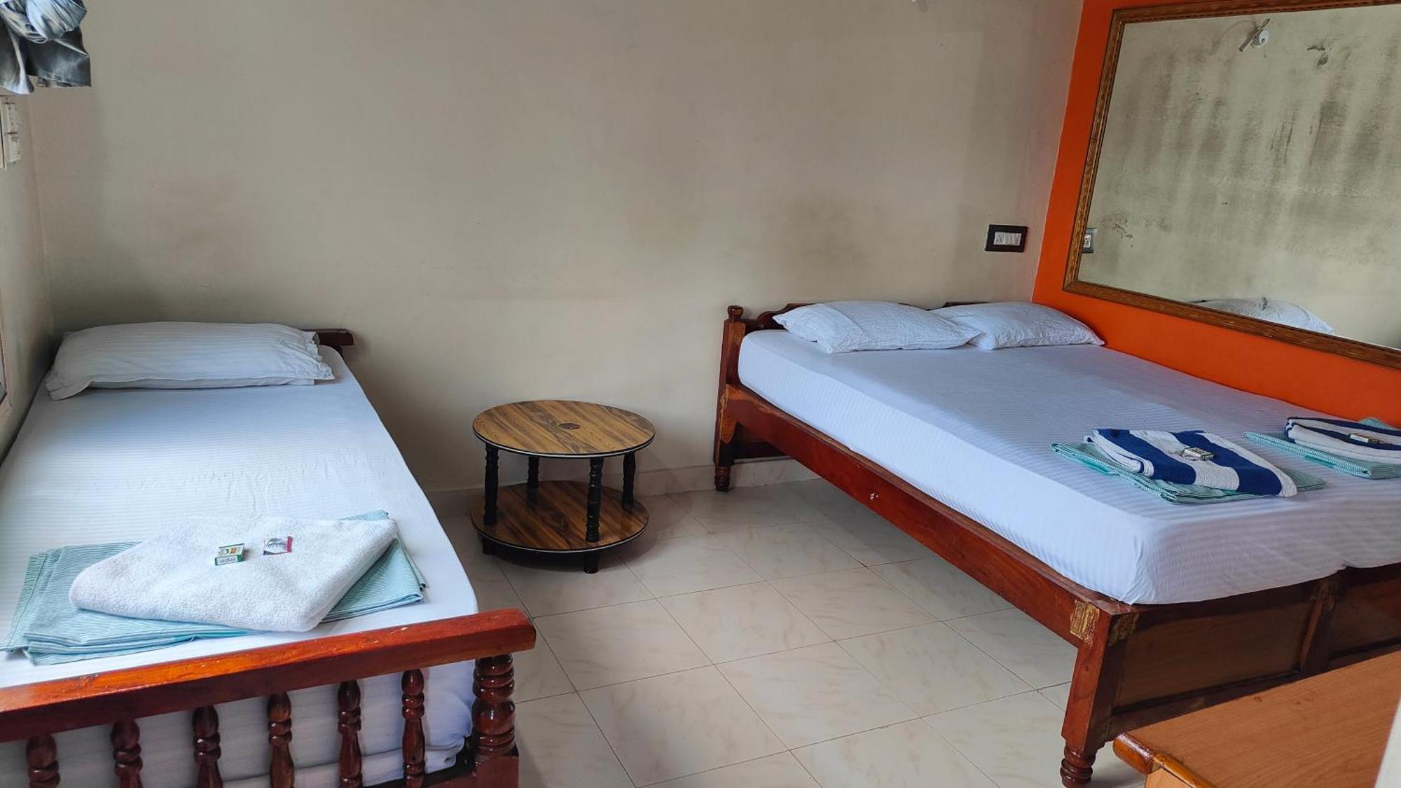 Rocky Guesthouse Hampi Bagian luar foto