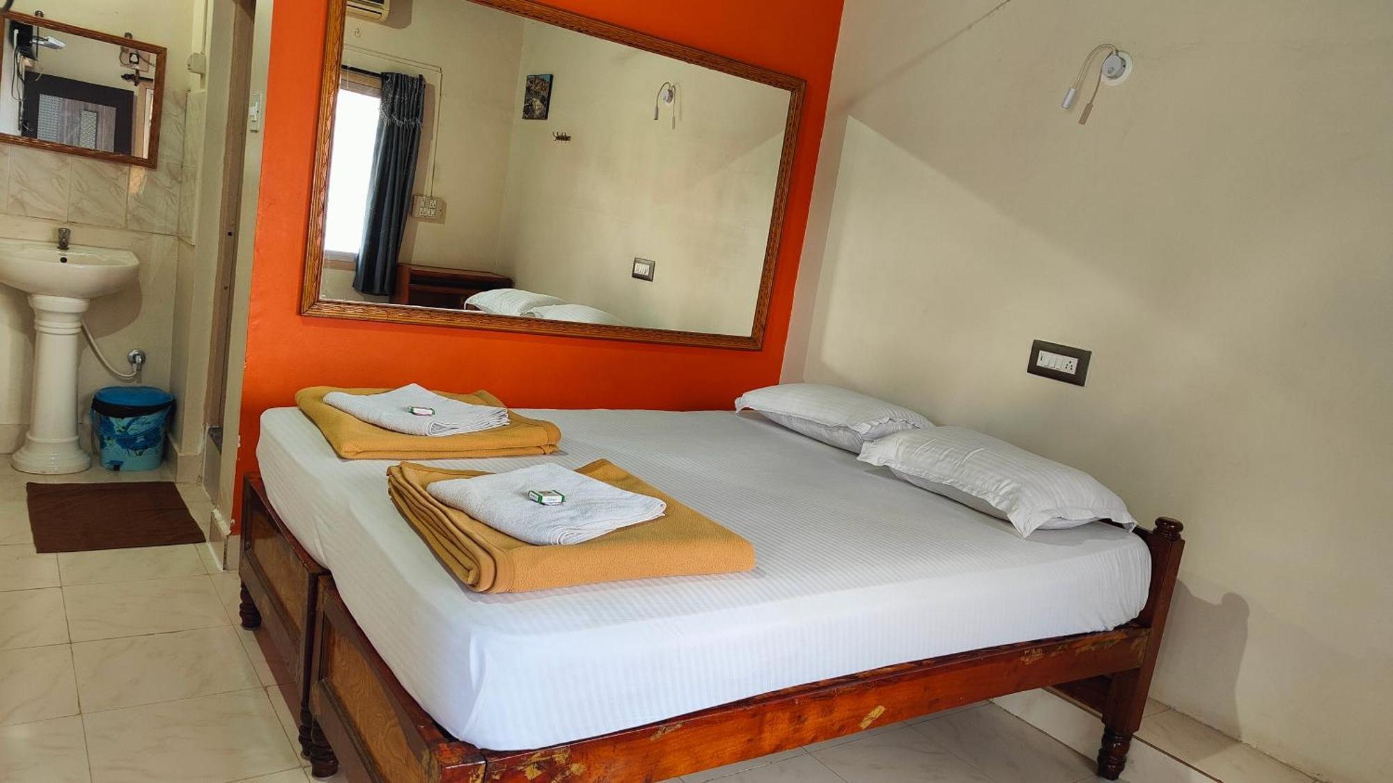 Rocky Guesthouse Hampi Bagian luar foto