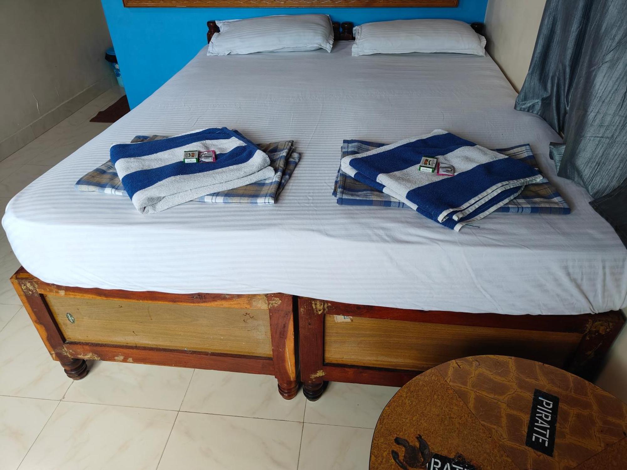 Rocky Guesthouse Hampi Bagian luar foto