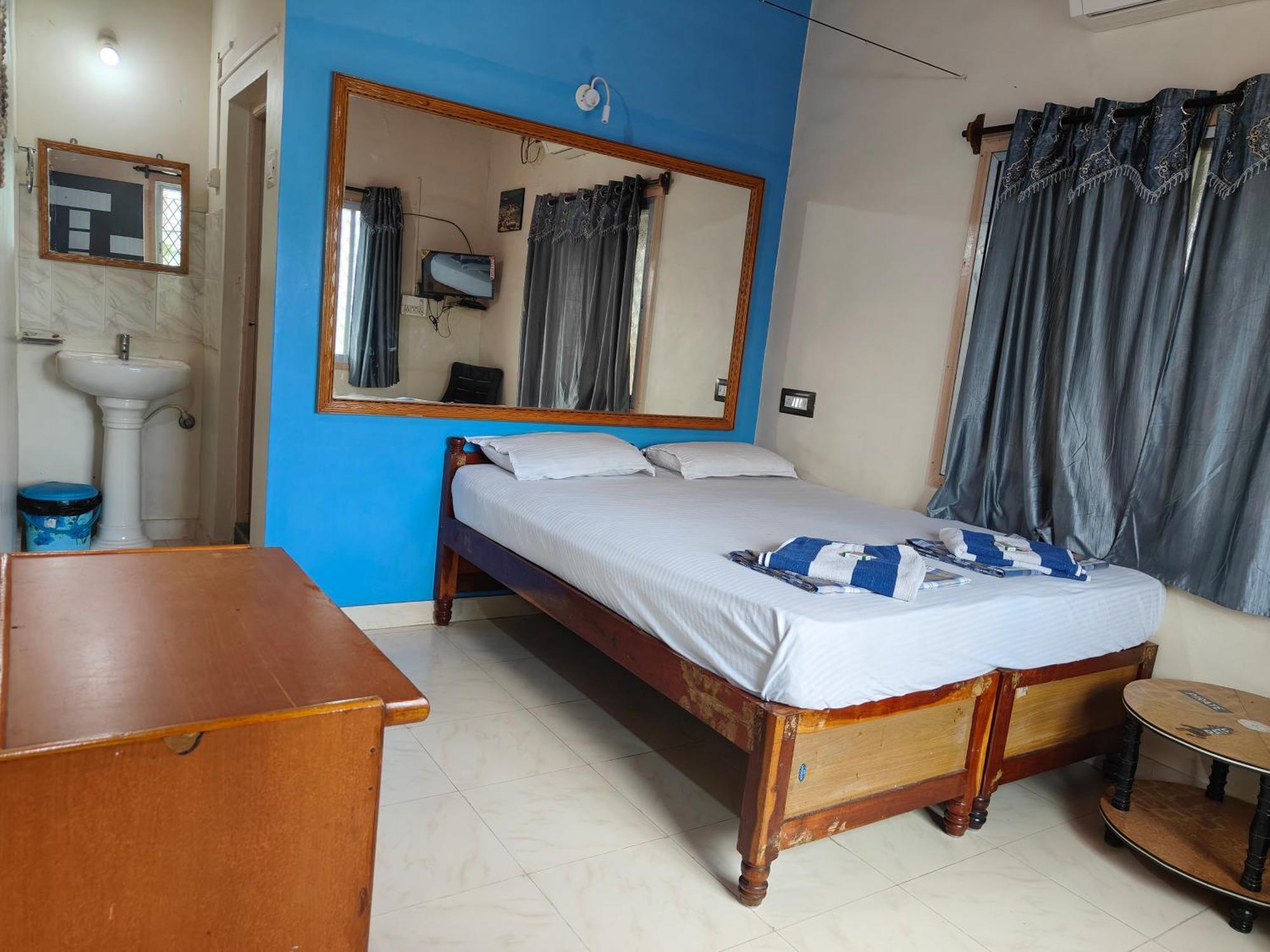 Rocky Guesthouse Hampi Bagian luar foto