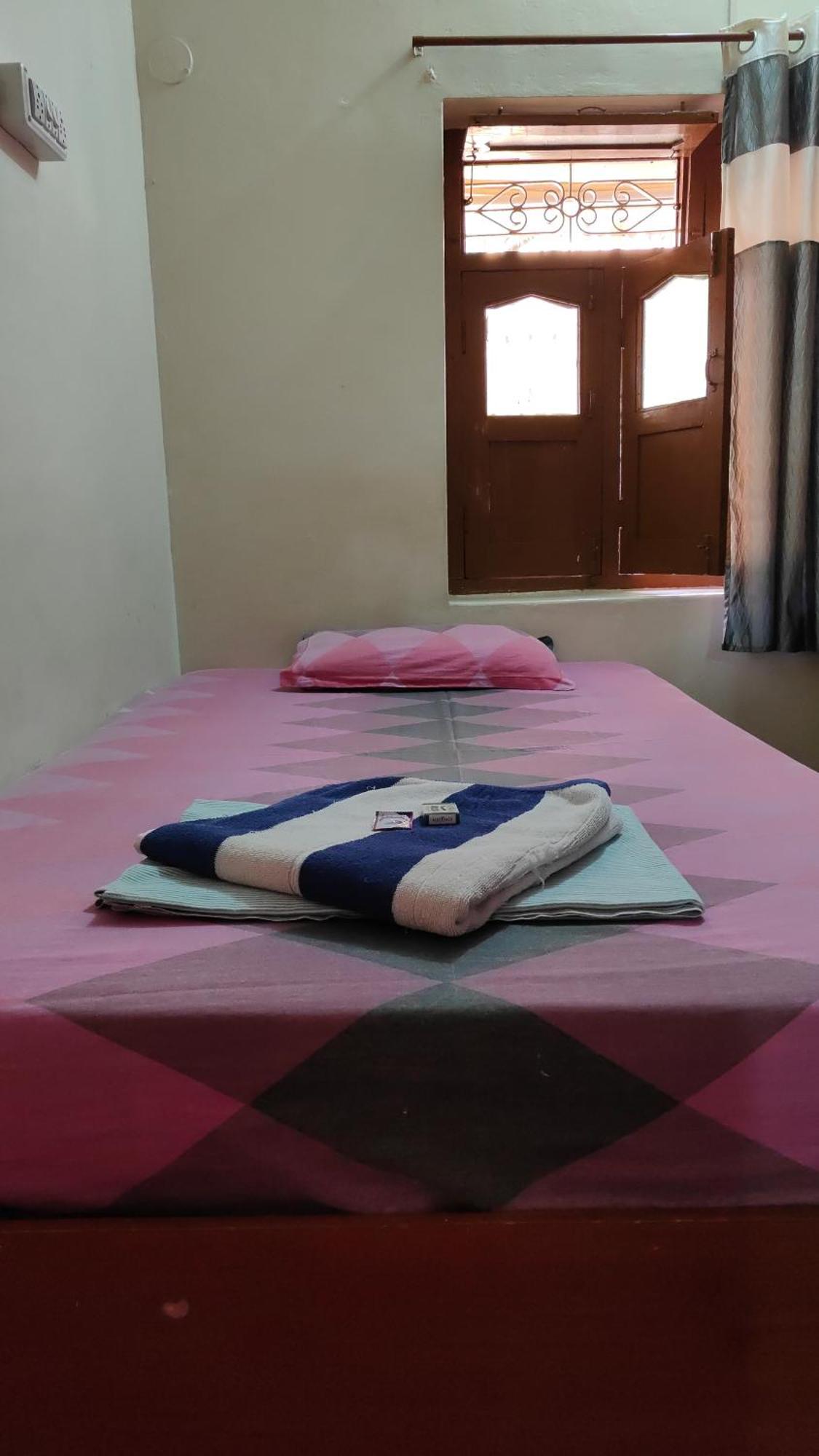 Rocky Guesthouse Hampi Bagian luar foto