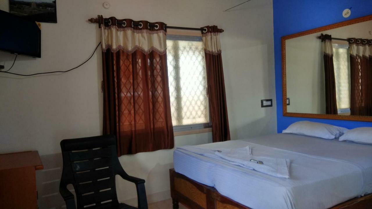 Rocky Guesthouse Hampi Bagian luar foto