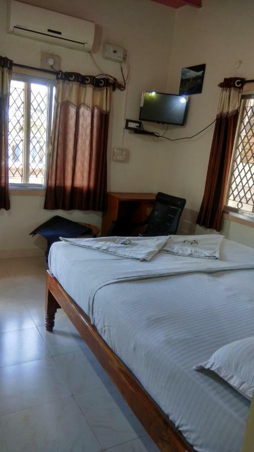 Rocky Guesthouse Hampi Bagian luar foto