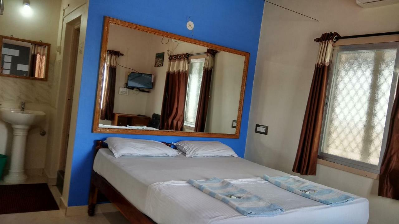 Rocky Guesthouse Hampi Bagian luar foto